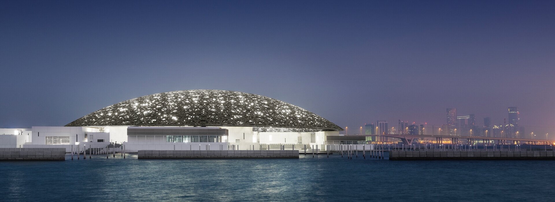 Louvre Abu Dhabi Museum beleuchtete Kuppel