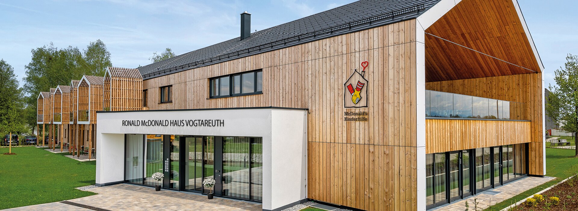 Ronald McDonald Haus mit moderner Holzfassade