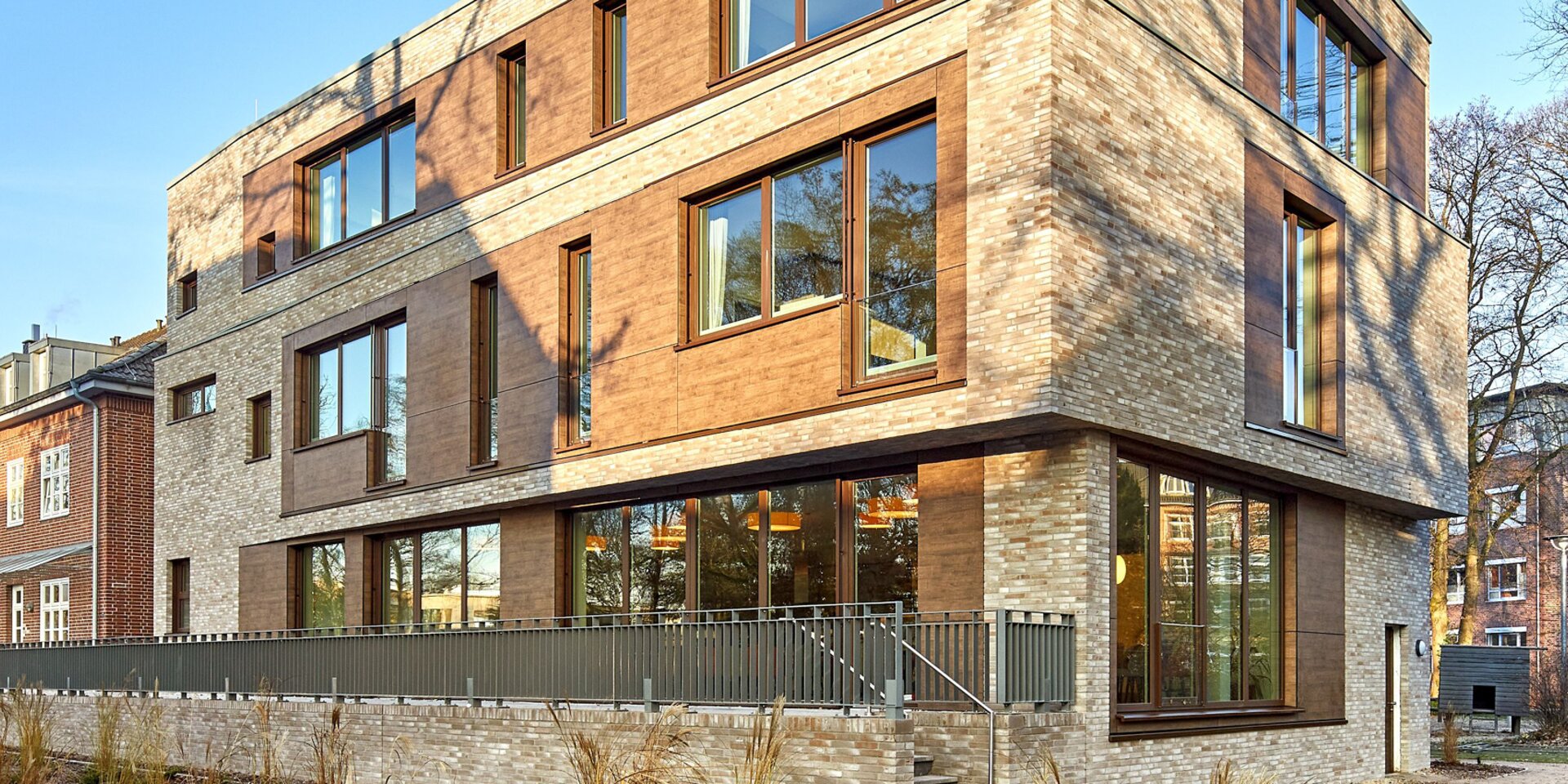 Modernes Gebäude mit großen Fenstern