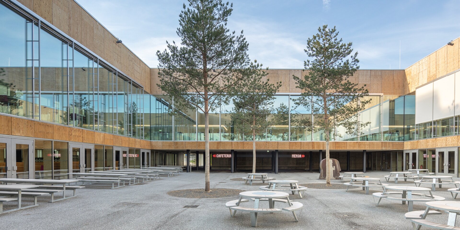 Innenhof mit Sitzgelegenheiten und Bäumen