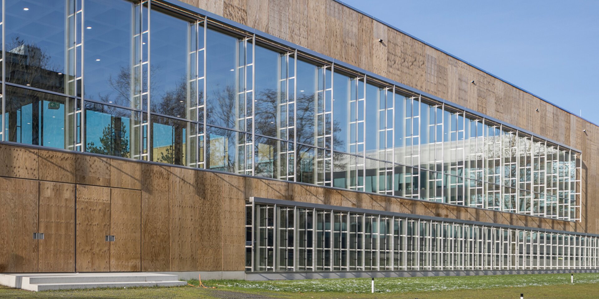 Glasfassade mit Holz und Türen