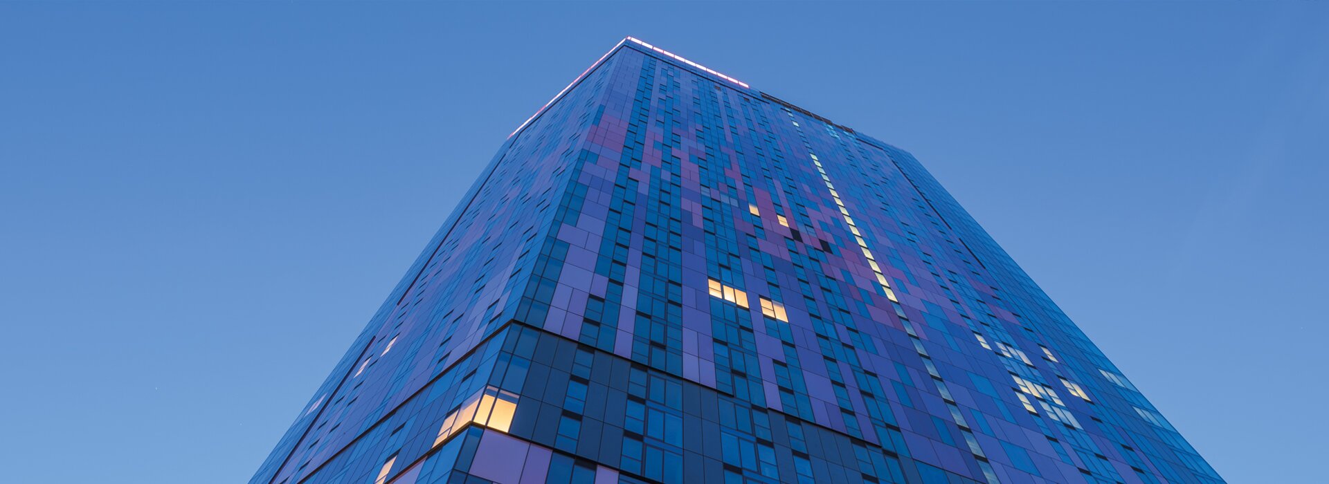 Moderner Wolkenkratzer mit Glasfassade