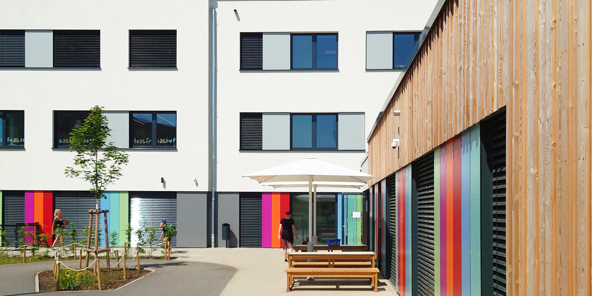 Modernes Schulgebäude mit bunter Fassade