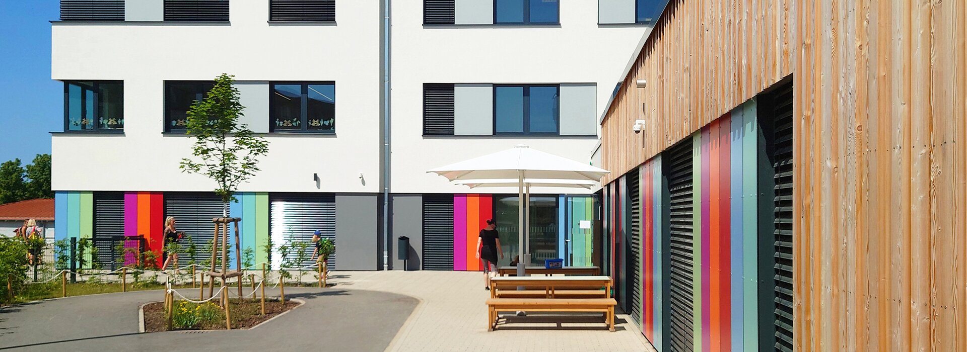 Modernes Schulgebäude mit bunter Fassade