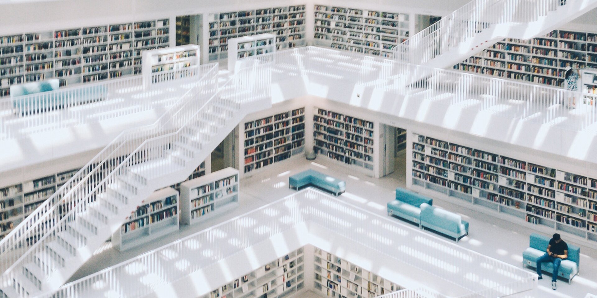 Moderne Bibliothek mit Treppen und Büchern