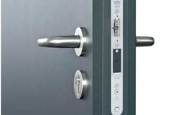 Tür mit eingebautem BKSremote Funkbatterieschloss und Drückergarnitur RONDO